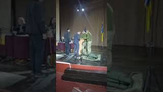 Нового воєнкома запросили на сесію у Каневі для знайомства, а той вручив місцевим депутатам повістки