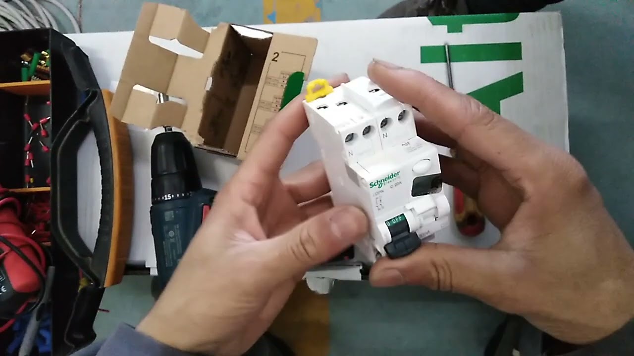 Lot De Pièces électriques Legrand - Disjoncteurs, Interphone, Bloque Vigi, Pour Pièces/réparation