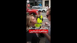 بالفيديو.. شخص يأكل الكباب في مظاهرة للنباتيين