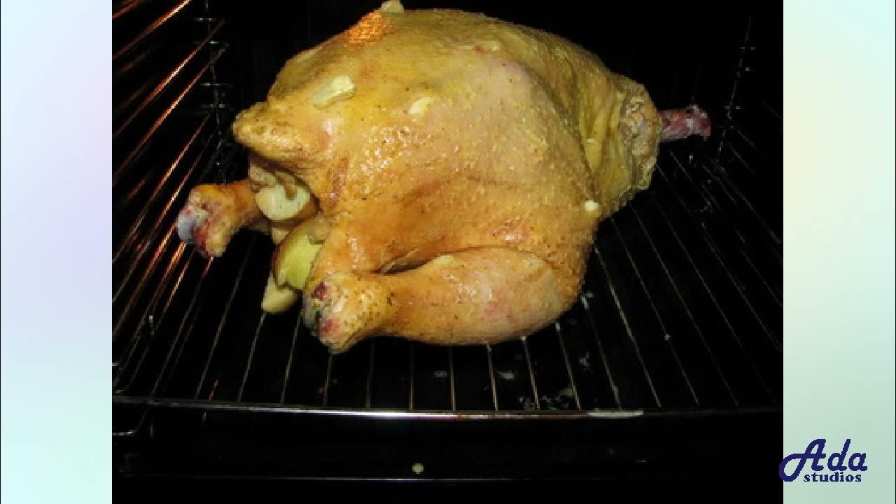 Можно ли под курицу подложить. Курица на зубочистках в духовке. Курица запеченная внутри яблока. Курица на противне фото.
