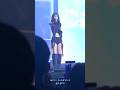 드레스코드 확인하는 김채원 @260711 르세라핌 콘서트