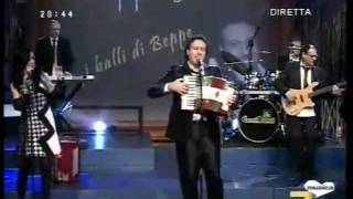 Su 7 Gold Beppe Junior canta "il ballo di Beppe" tratto dal disco SALENTOMANIA chords