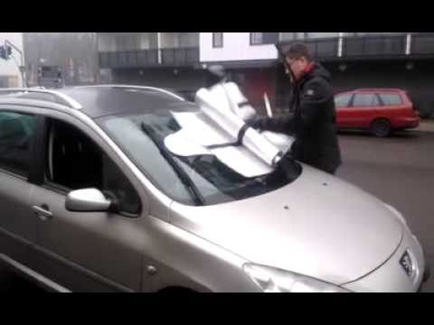 Video: Hur sätter man på ett vindruteskydd?