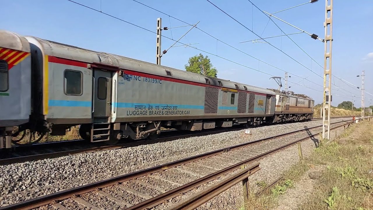 22194 Gwalior-Daund Weekly Superfast Express Led By Kanpur WAP-7 ...