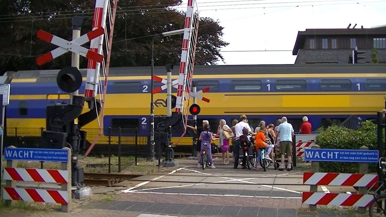Spoorwegovergang Heiloo // Dutch railroad crossing