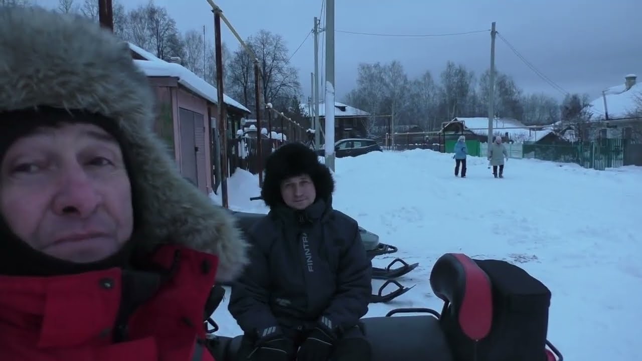 На двух снегоходах по снежной целине.