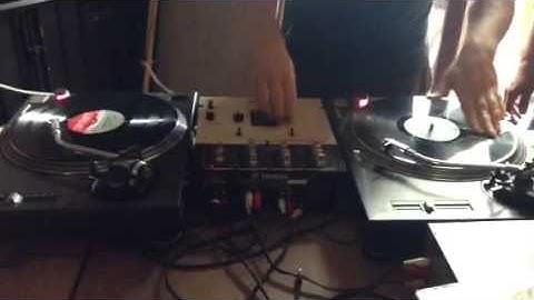 Johnny Scratch Freestyle Scratching at ILL SKILLS 2013 pt 3