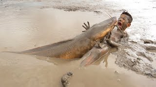 Primitive Boy Catch Giant Big Fish By Mud In Dry Season