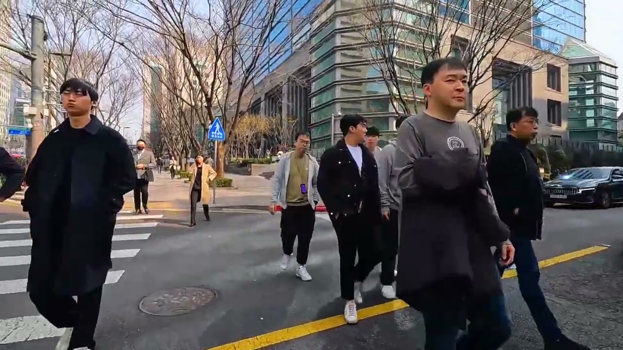 Walking Gangnam streets in Seoul in the afternoon