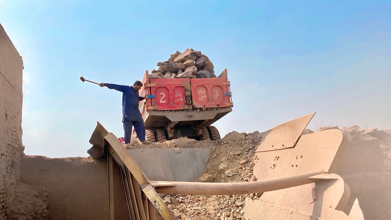 The door closes very tightly due to stones in the trolley, it was opened with a few hammers.