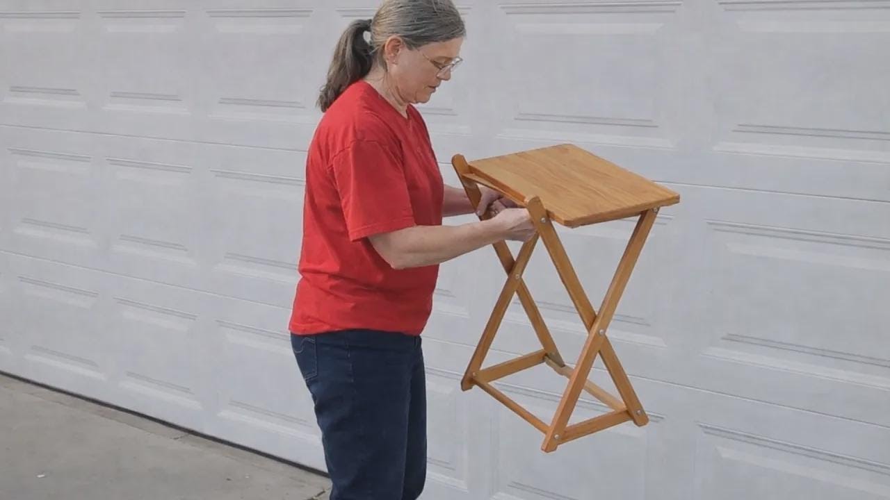 Elle récupère un vieux plateau télé dans son garage… pour une astuce géniale au salon !