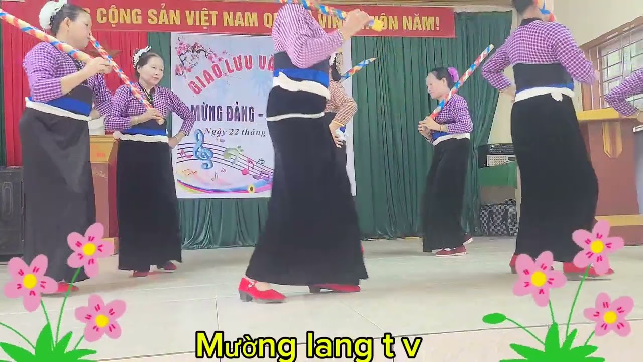 Đội văn nghệ cao tuổi bản nhọt 2 thế Hiện tiết mục múa 