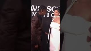 Kylie Jenner Ve Travis Scott Sariliyor
