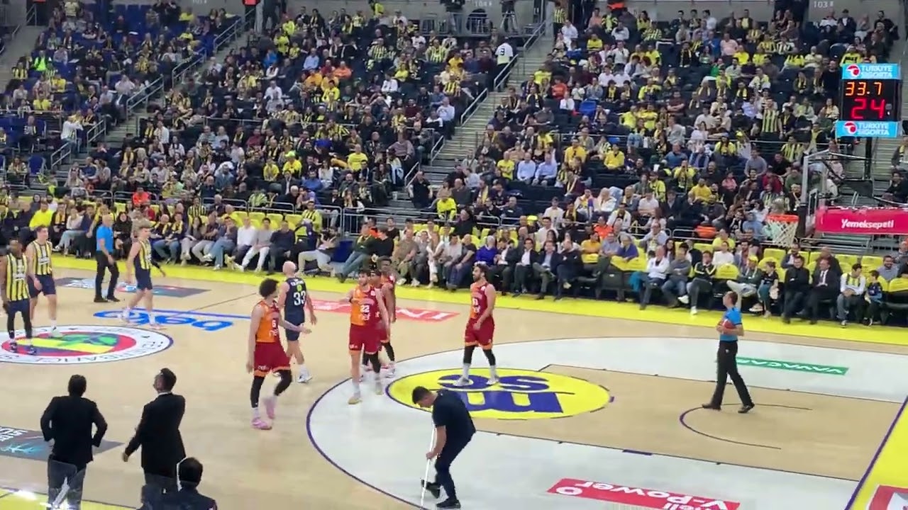 Fenerbahçe Beko 86-64 Galatasaray Nef | Taraftar Göksenin Köksal İle Dalga Geçiyor