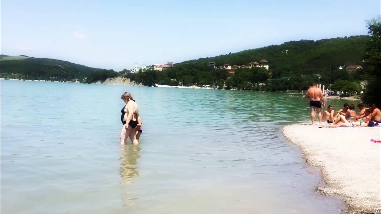 Абрау бич новороссийск. Купание в абрау дюрсо. Абрау-дюрсо озеро пляж. Проплыв через озеро абрау. Абрау-дюрсо озеро пляж.