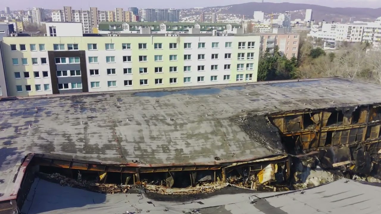Parkovací dom v Ružinove, ktorý zničil požiar, na záberoch z dronu.