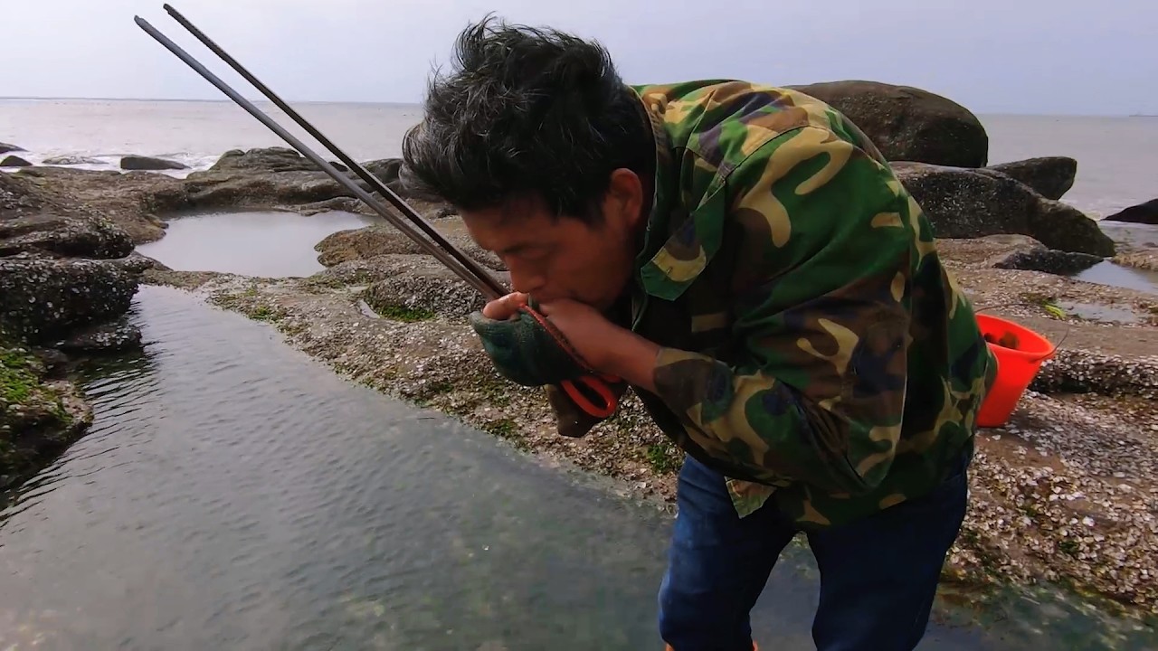 阿阳赶海碰上带毒猛货，激烈反抗下被咬一口，赶紧用嘴全吸出来