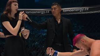 Mma Borac Zaprosio Devojku Pred 20.000 Ljudi, Ona Ga Odbila