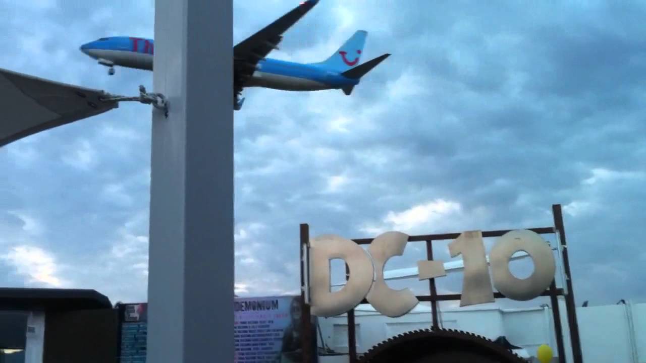 flying show plane YouTube Flies Plane Over Circo DC10    Loco