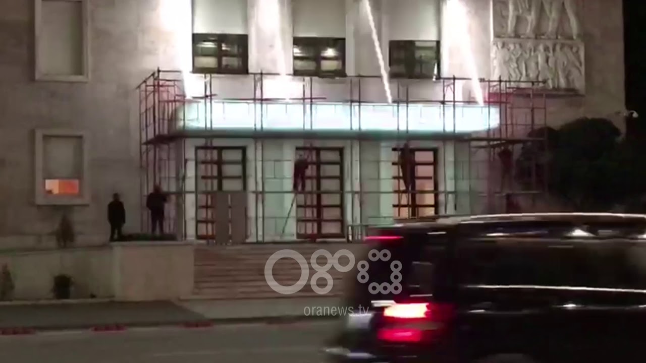 Ora News - Rrethohet pjesa e hollit të Kryeministrisë