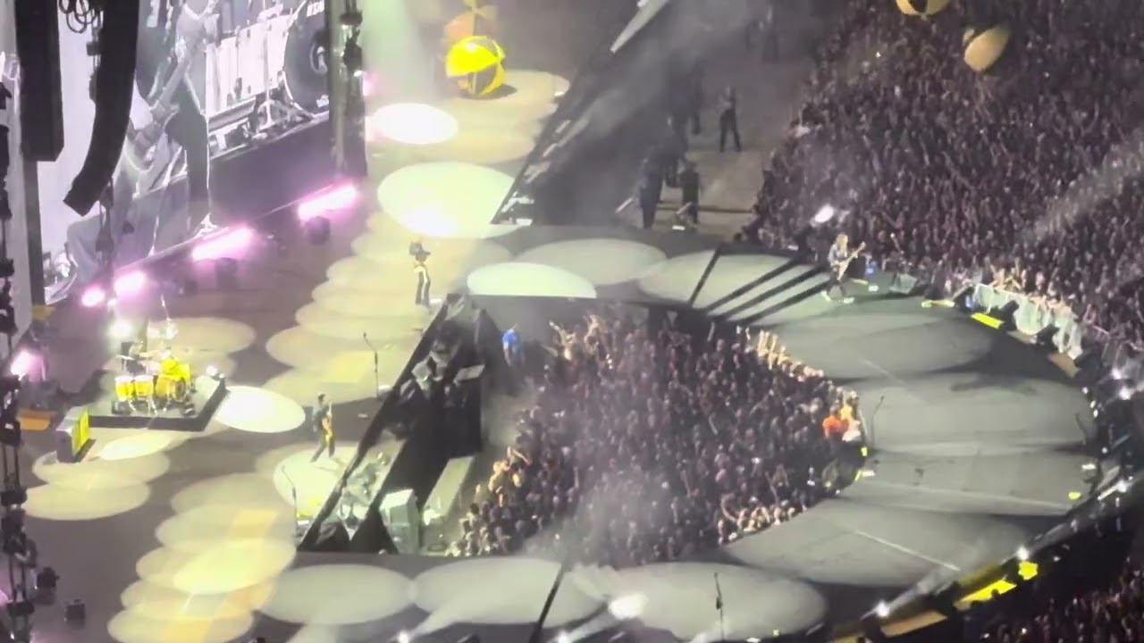 Metallica Live in Sydney - Seek and Destroy intro