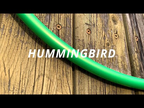 Dieses Video zeigt unser Polypro Hula Hoop Modell „Hummingbird“ als Nahaufnahme in Bewegung bei Sonnenlicht. Wir bieten die Varianten plane (unbehandelt), an...