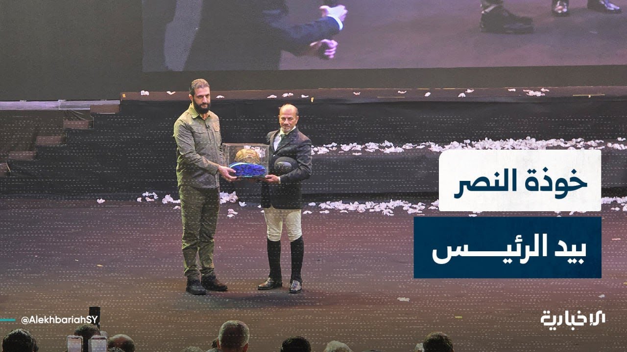 وفاءً لدماء الشهداء.. السيد الرئيس يتسلم خوذة أحد الانغماسيين الذين صنعوا النصر في معركة ردع العدوان