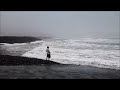 mira como estos hombre hacen lances con atarraya en mar embravecido