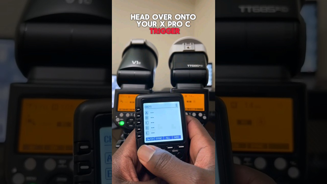 Подключите синхронизатор X_PRO C к двум вспышкам. 