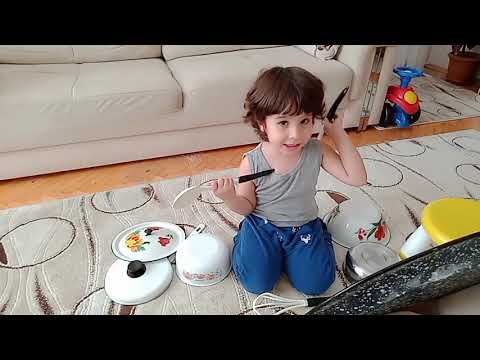 Atakan Cansın Tencere Tava Çalıp Müzik Yapıyor. Konser Veridi. Eğlenceli Çocuk Videosu. Nursery Rhym