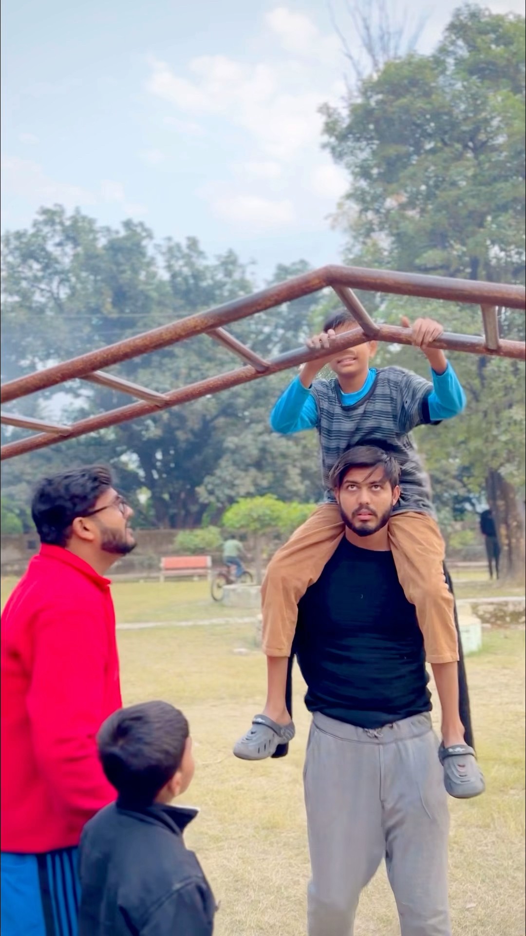 एक बाप अपने बच्चो के लिये कुछ भी कर सकता है?? #foryou #emotional #shortsfeed #papa #hearttouching