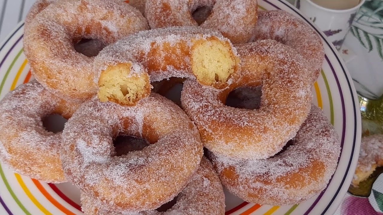 هاتي حبة بيض🥚 وكأس ونصف طحين🥛 ارواحي نخدمو احلى❤❤👍👍 كعيكعات مسكرين تقطع 20حبة متوسطة الحجم