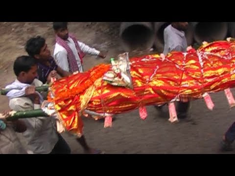 Vidéo: Rites Funéraires Des Zoroastriens Et Crémation De Varanasi - Vue Alternative