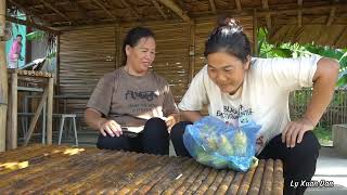 Close sisterhood: Harvest bananas and dried bamboo shoots for sale.Mutual Support