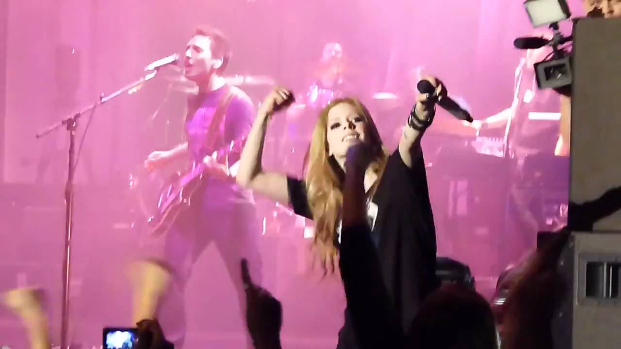 Avril Lavigne -What The Hell/ Girlfriend (The Black Star Tour- Live in Singapore Concert 2011)
