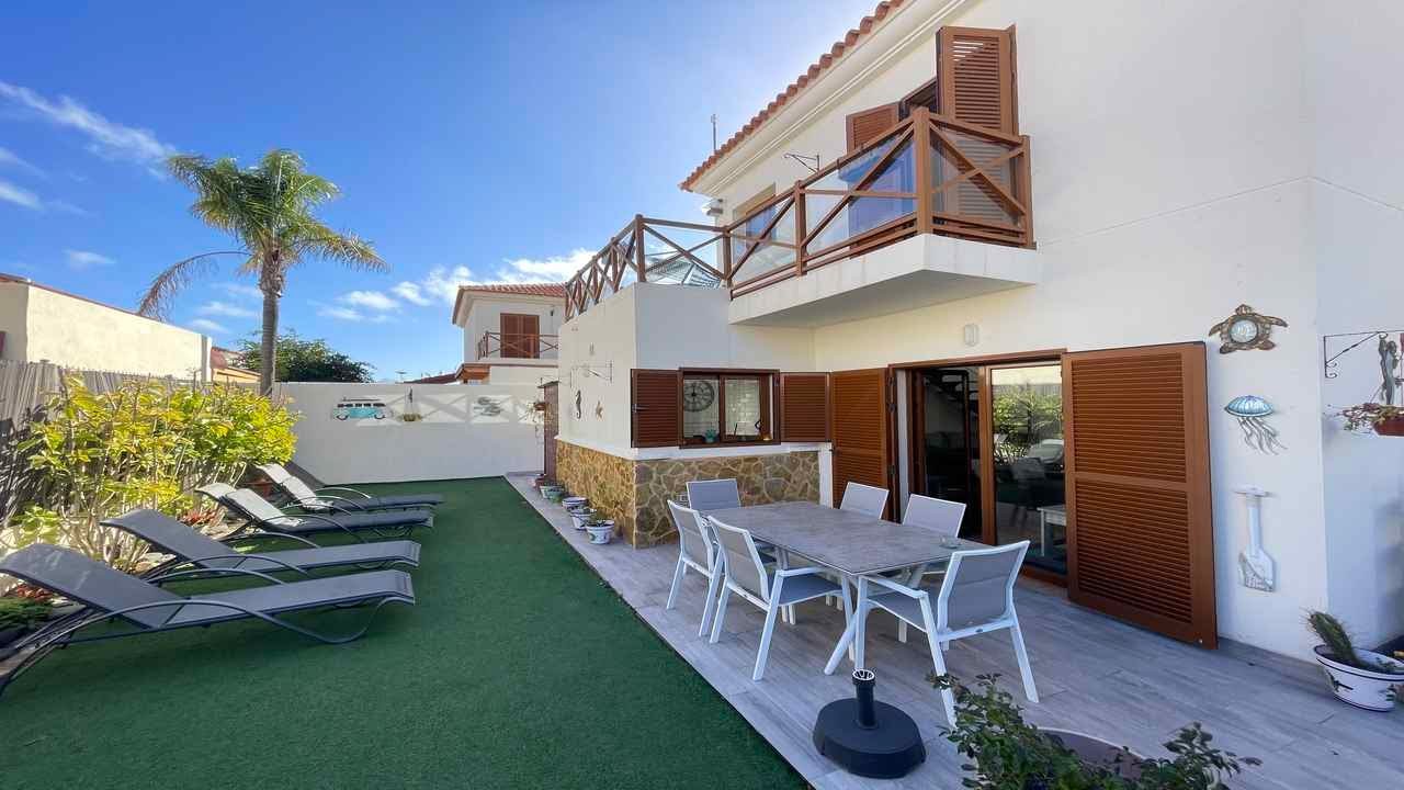 Двухуровневая вилла с 3 спальнями в Пуэбло-Канарио выставлена ​​на продажу!