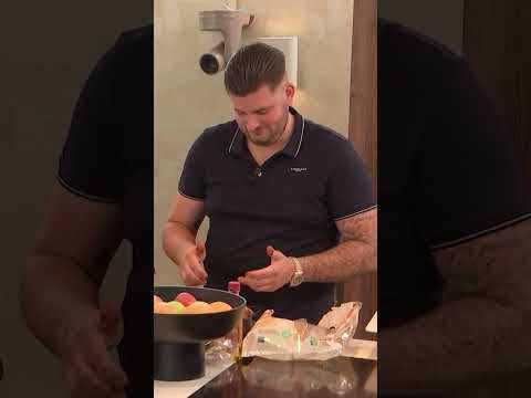 SERVEERSTER betaalde diner van OUDERE VROUW, werd ONTSLAGEN… minuten later belde een MILJONAIR