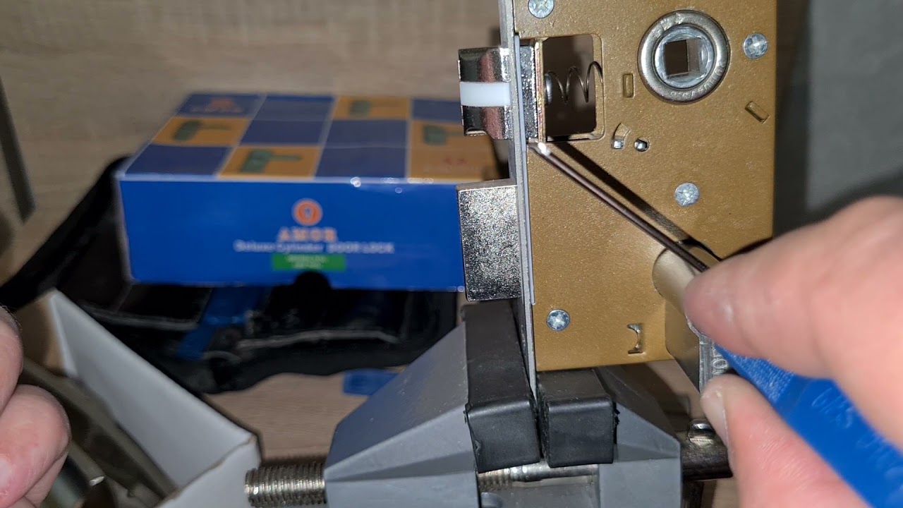 Как вскрыть межкомнатные двери - YouTube