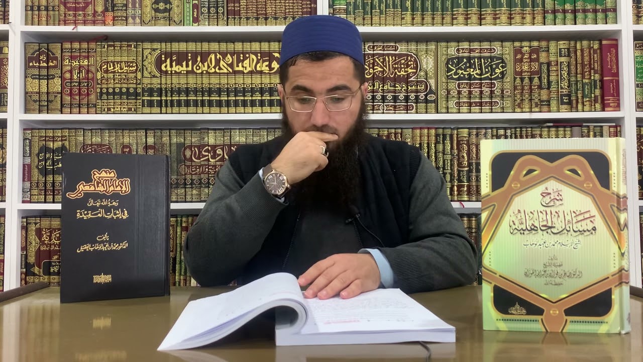 (شافعي المذهب، أشعري الإعتقاد)!!!