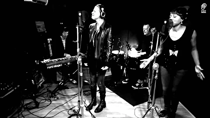 Lisa Stansfield 'Carry On' (Acoustic) Official Vid...