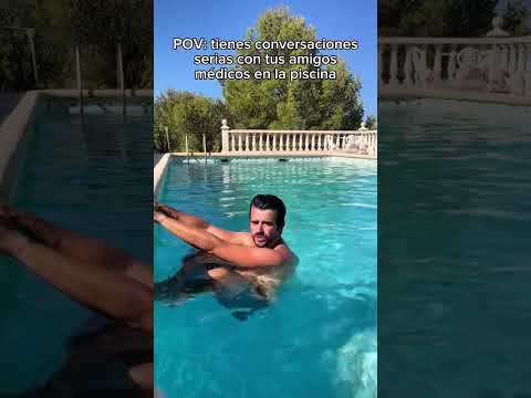 Hablar en la piscina de cosas serias es bien raro 😂 #humor #medicina #verano #piscina