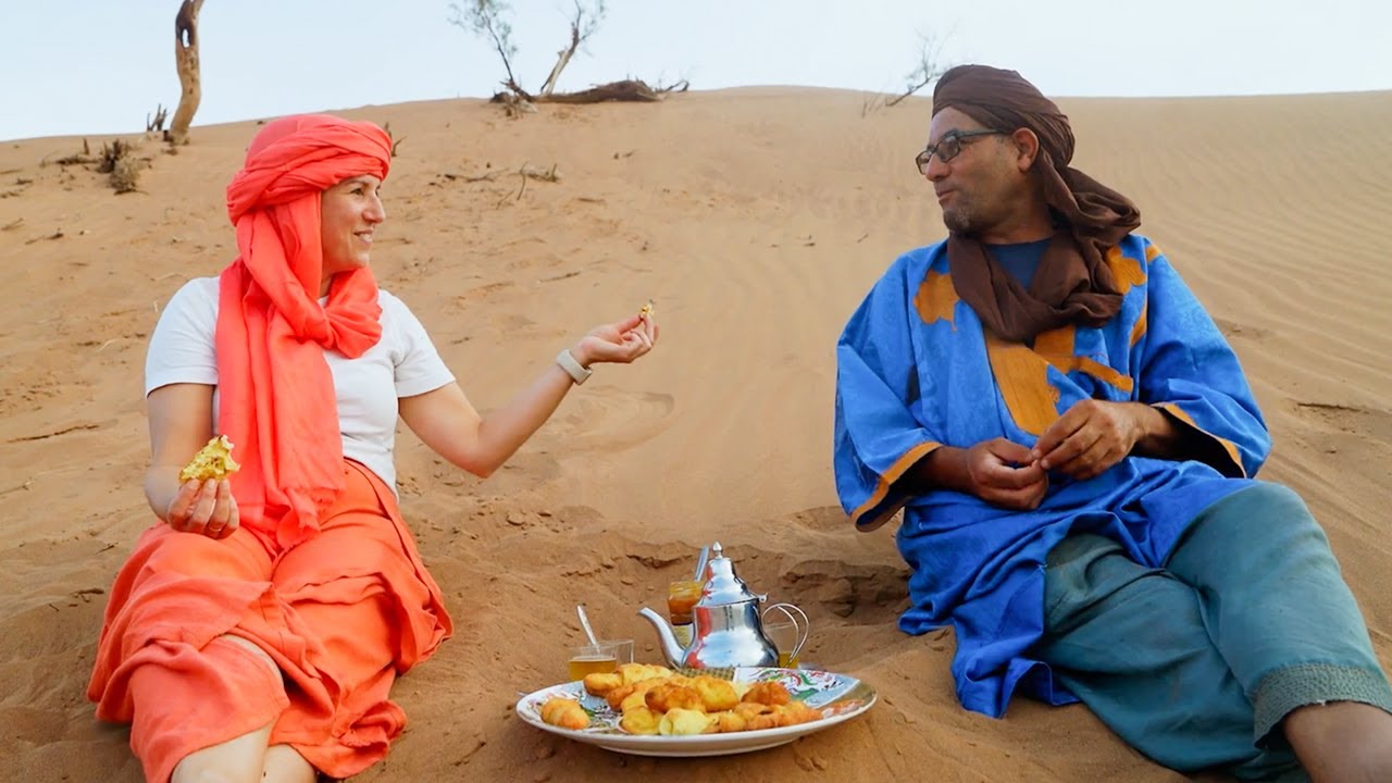 JE CUISINE DU PAIN DANS LE SABLE DU DÉSERT MAROCAIN!