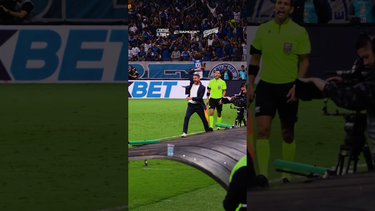 ARTUR JORGE IMPRESSIONA COM INTENSIDADE À BEIRA DO CAMPO EM JOGO DO CRUZEIRO