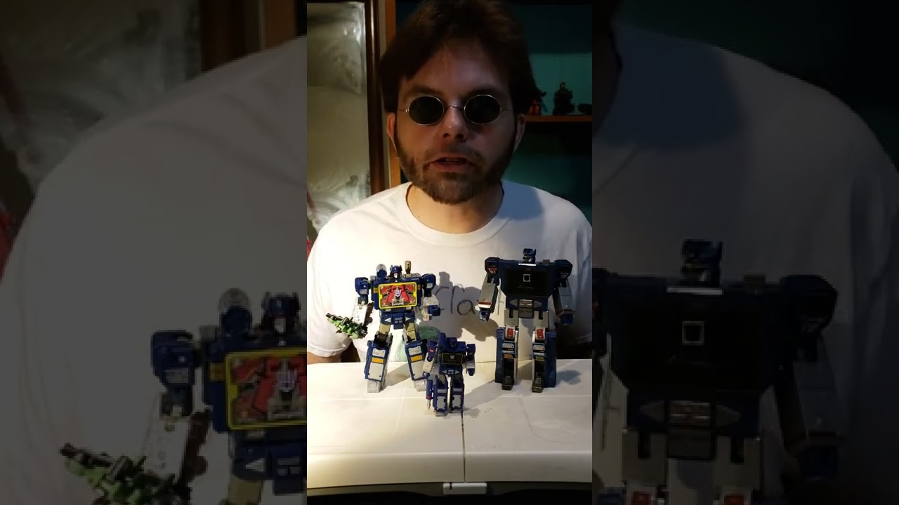 G1 Soundwave vs Earthrise Soundwave vs Kingdom Core Class Soundwave. A size off! Who is bigger?