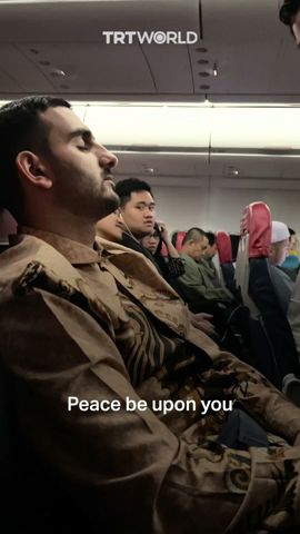 Indonesian pilot greets Palestinian passenger on plane