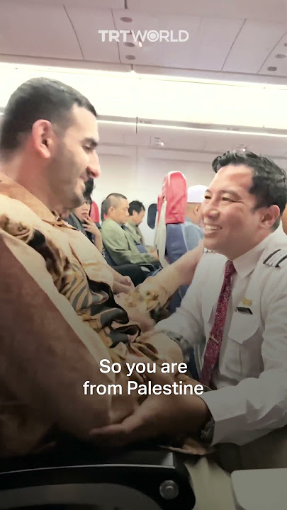 Pilot Indonesia menyapa penumpang Palestina di pesawat