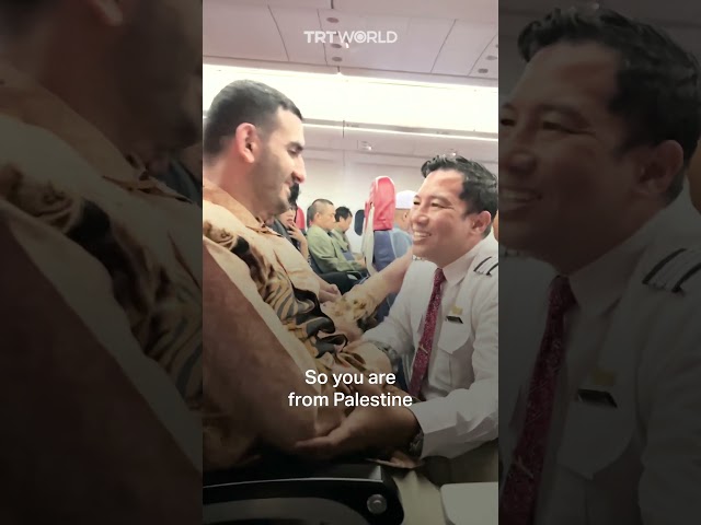 Indonesian pilot greets Palestinian passenger on plane class=