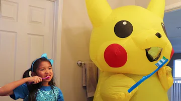 Wendy Pretend Play Morning Routine Brushing Teeth w/ Giant Pikachu Pokemon