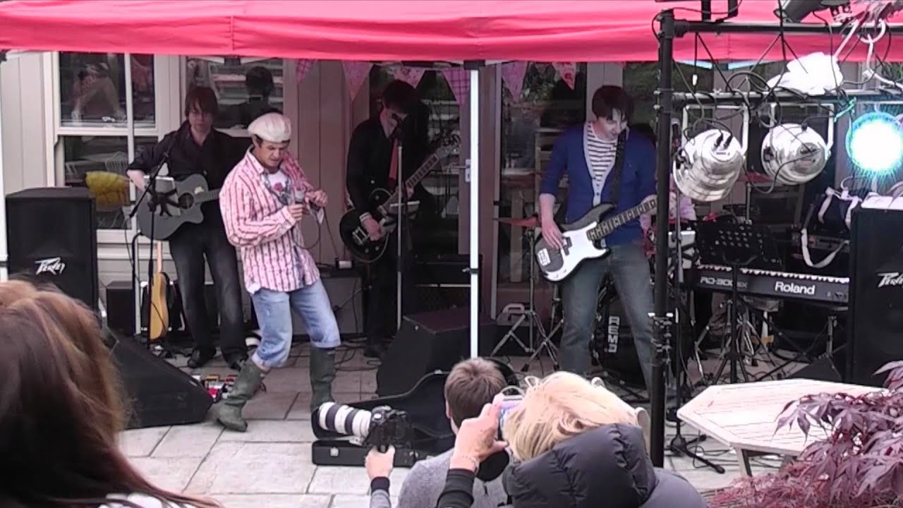 Austin Healey performing with The Warble Bandeoke Band