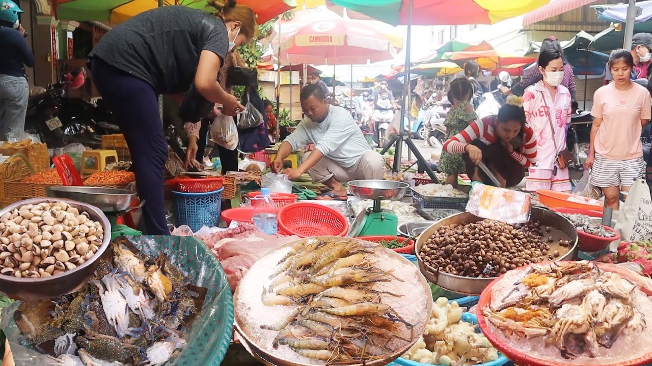 Very fresh seafood, meats, fish and veggies sell in Takhmoa market